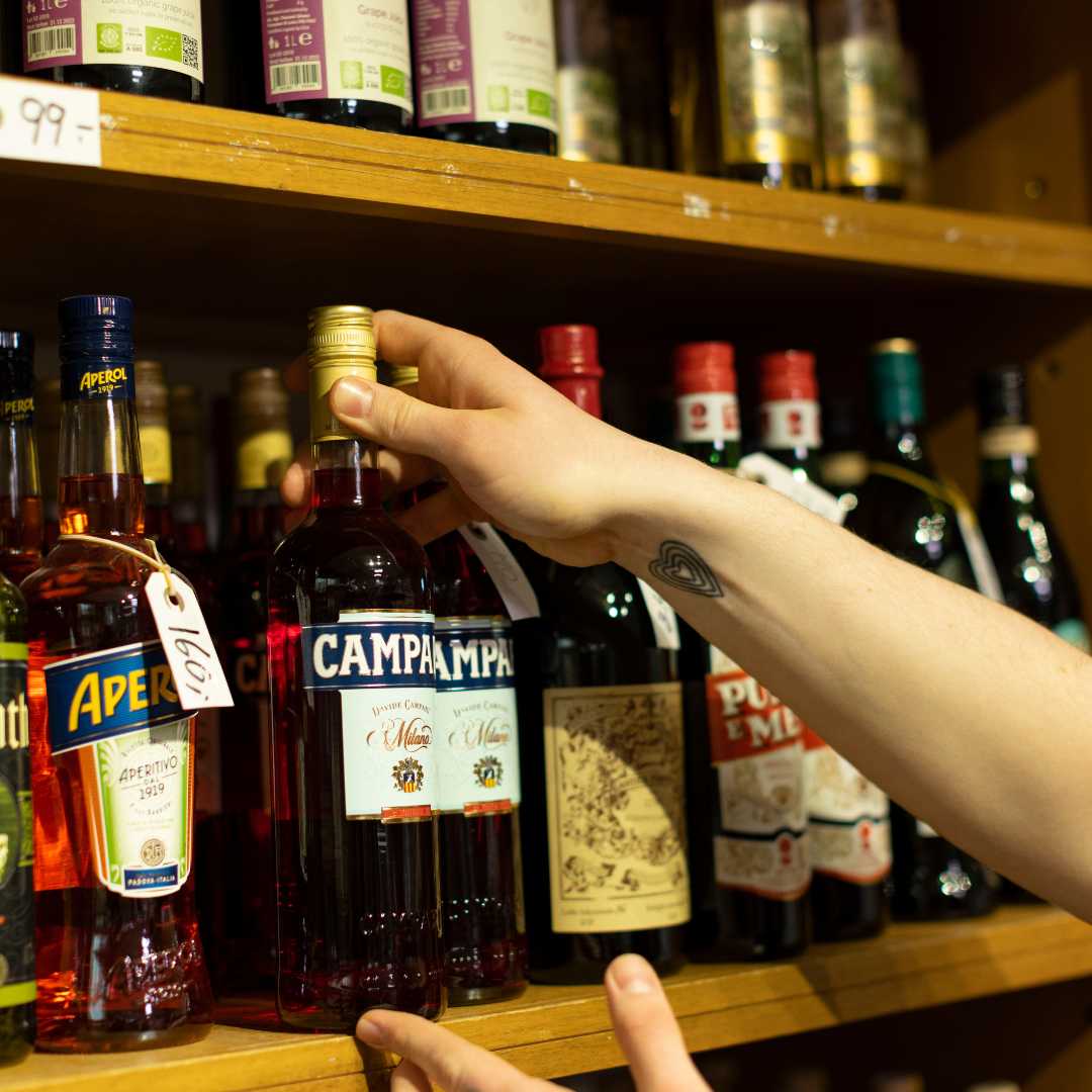 Kunde har fat i en Campari flaske fra Private Selection på Amager. 